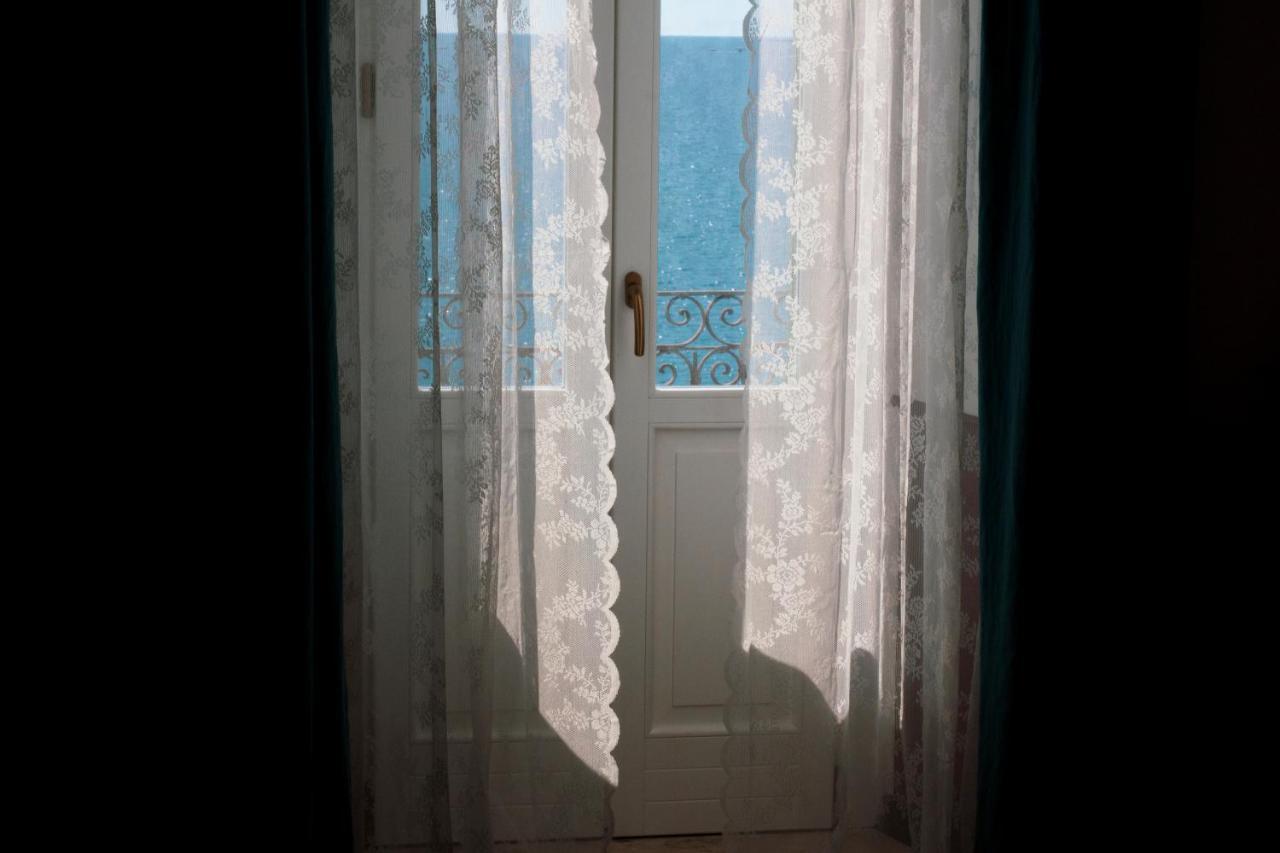 B&B Le Finestre Sul Mare Taranto Exterior photo
